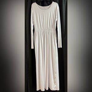 White long sleeve dress w/pockets, soft and flowing, unknown size fits like XL